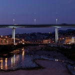 Most San Giorgio w Genui, widok w nocy z poziomu rzeki Polcevera, fot. Enrico Cano